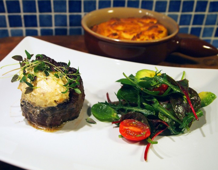 Kryddsmör med rökt märg, potatissufflé och oxfilé