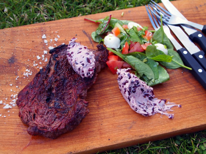 Smör med rödvin, lök och bacon serverat med entrecote och sallad med labneh