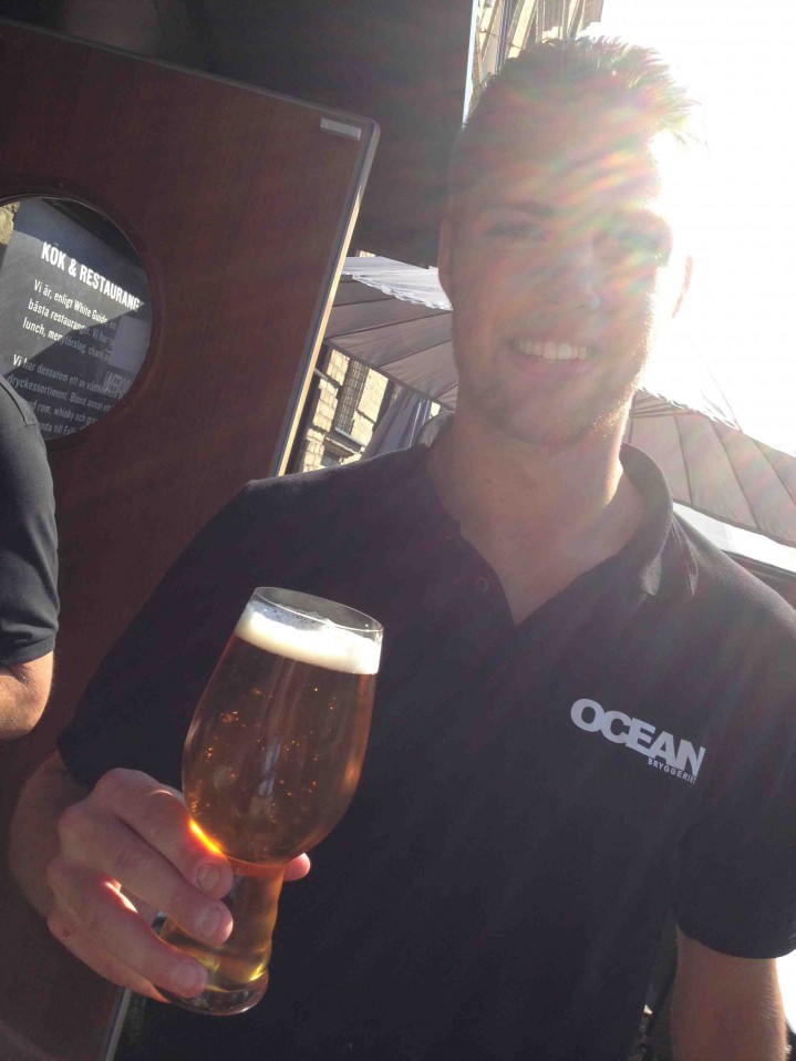 Alex med sin öl en varm sommardag i Falkenberg