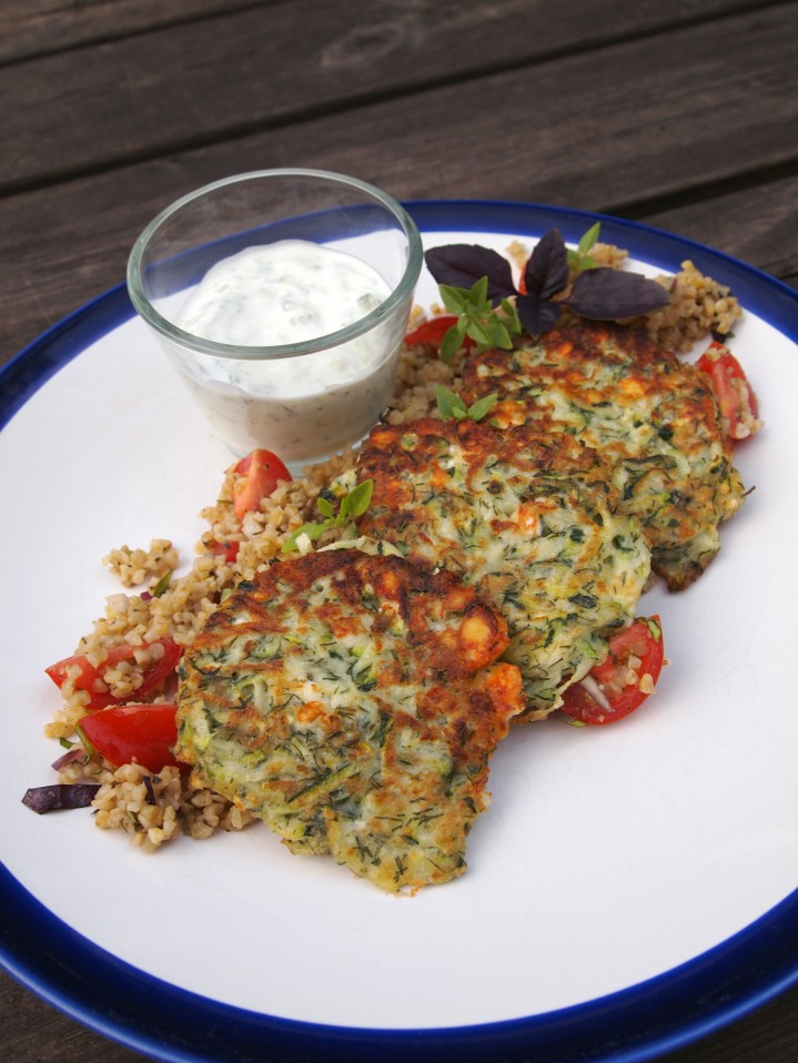 Zucchiniplättar med pestobulgur och tzatziki