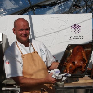 Johan Jureskog visar upp den helstekta spädgrisen vid Chef´s Table Foto: Karoline Nordefors nordefors.com