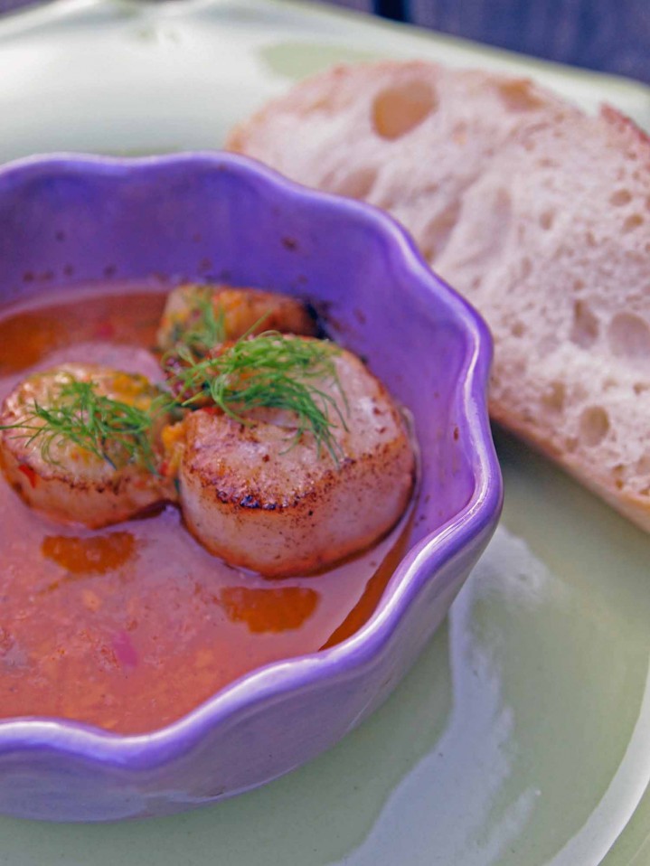 Gratinerade pilgrimsmusslor i ett kryddsmör smaksatt med sambal oelek, lime och timjan