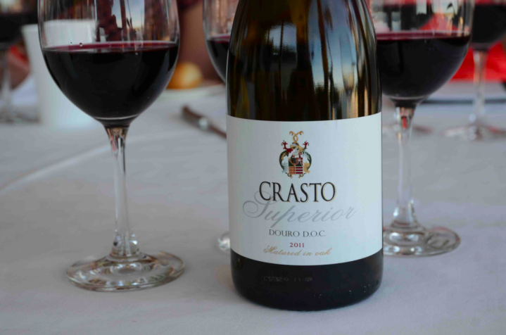 Det är ett tätt och komplext vin man får för 139 kronor som passar väl till grillat och höstens grytor. Dekantera vinet och kyl gärna ned det före serveringen, det tjänar på det.