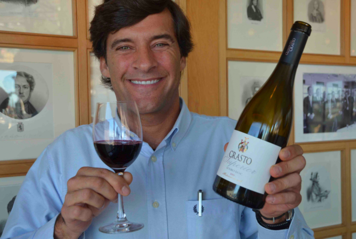 Miguel Roquette fjärde generation vinproducenter i Douro dalen visar stolt upp sin Crasto Superior.