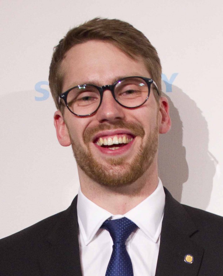 Arvid med glas 8108-2