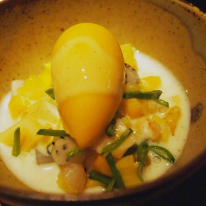 Thaimarinerad frukt, sockerärtor, lime, vaniljkokoslag och mango- och mandarinsorbet Farang Stockholm nordefors.com