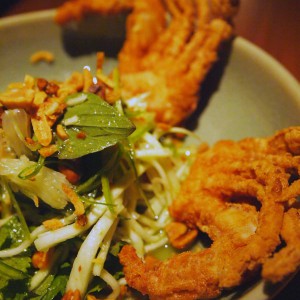 Softshell crab med grön mango, mynta, pomelo, grön "nahm jim" och jordnötter Farang Stockholm nordefors.com