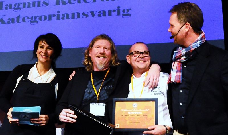 Vinnarna i pod-kategorin får sitt pris av Fredrik Schelin och Alexandra Zazzi