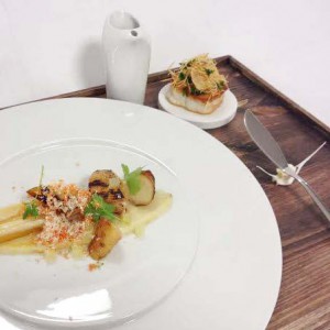 Jesper Bogren, Norda Bar & Grill, Göteborg - Smörstekt skrei med terrin på persiljerot och äpplemust samt riven pilgrimsmussla