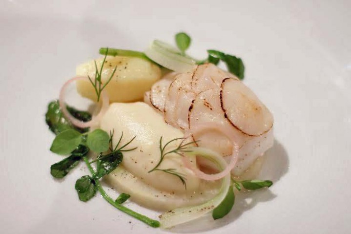 Sebastian Thureson, F12-Fredsgatan 12, Stockholm - Mjölkpocherad skrei med sotad pilgrimsmussla, brandade, rotselleri och sås på rökt pilgrimsmusselrom