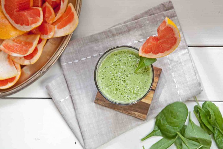 Smoothie med Florida grapefrukt, spenat, avokado, banan och lime