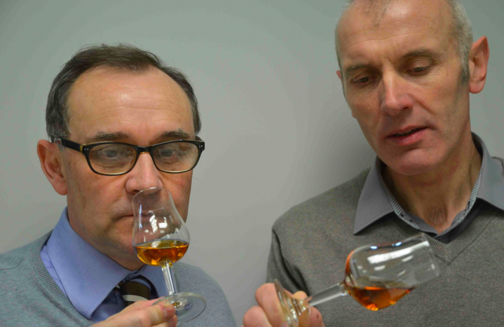 Vincent Boulard femte generationen calvadosmakare provar en X.O. Auguste med sin chefs-blender Richard Prevel