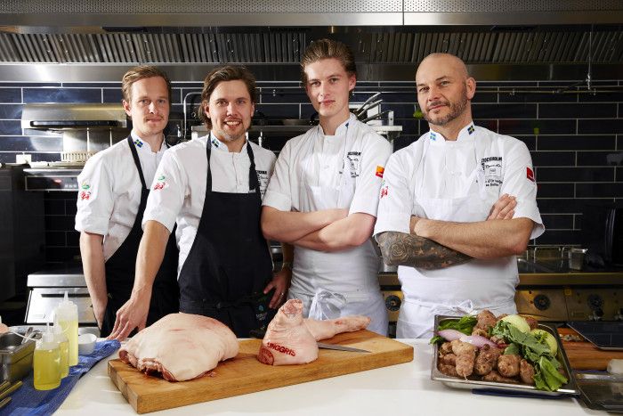 Team Tommy Myllymäki Bocuse d'Or Europe 2014 tillsammans med råvaran unggris. Erik Beckman, råvaruansvarig, Tommy Myllymäki, Sveriges kandidat till Bocuse d'Or Europe 2014, Albin Edberg, commis, Jonas Dahlbom, coach.