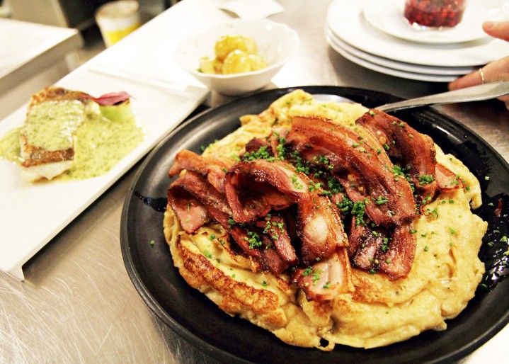 Kockens tips från Anna Pettersson - Äggakaka med stekt fläsk, gräslök och rårörda lingon nordefors.com Karoline Nordefors