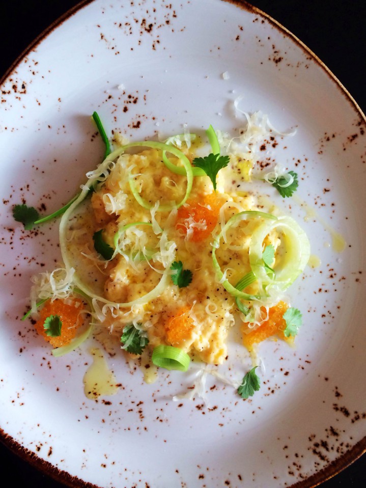 Äggröra med sikrom, olivolja och koriander