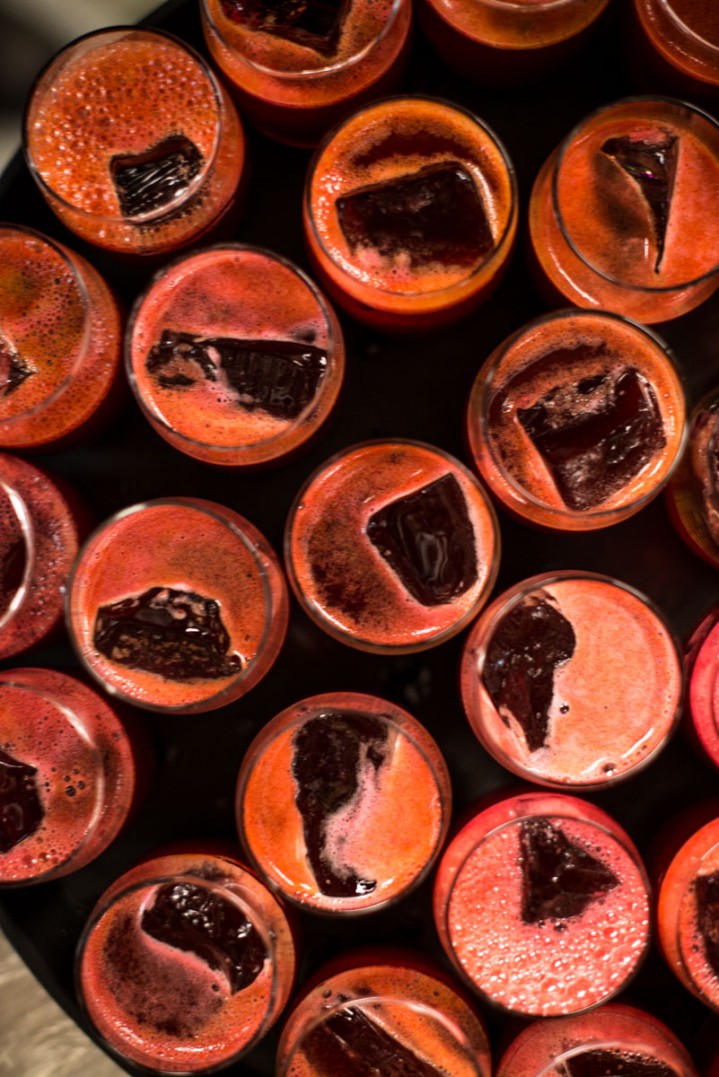 Gin, centrifugerad lila morotsjuice, Pastis, citron och socker Vin möter mat 2014