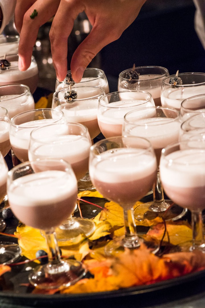 Gin, shrub på blåbär, socker, vitvinsvinäger, helt ägg. Garnityr: Blåbär rullat i sockerlag, salt, spiskummin, dill och koriander Vin möter mat 2014