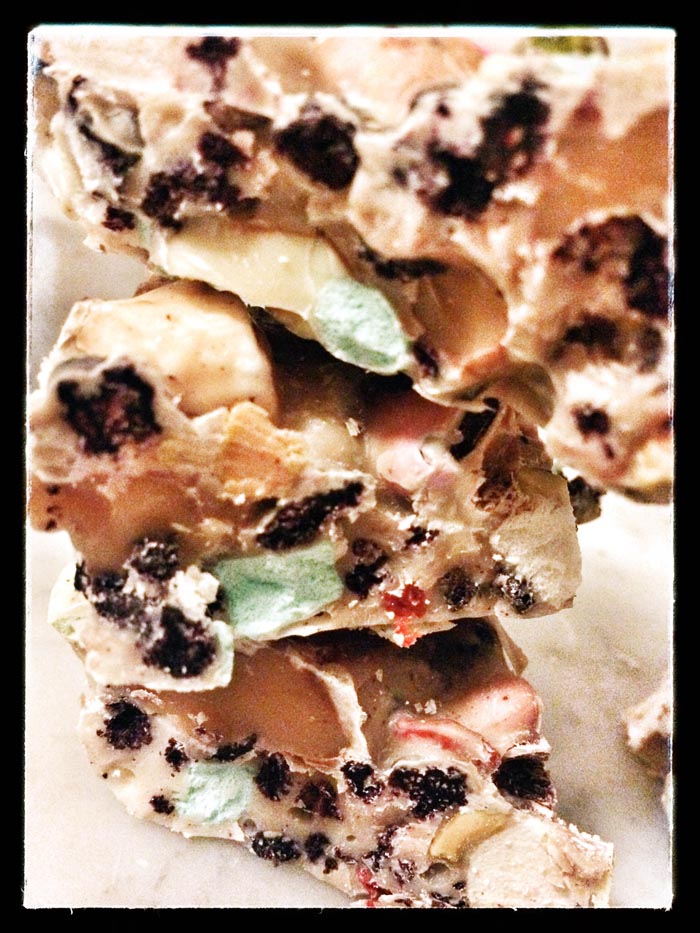 Rocky road med hemgjord smörkola, jordnötter och marshmallows -