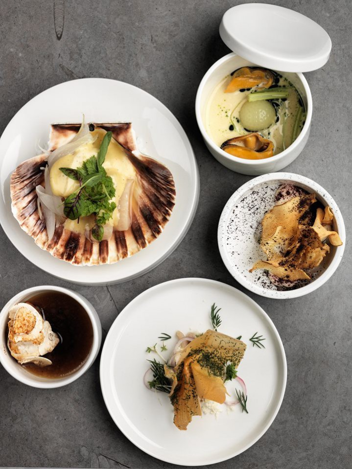 Årets Kock 2015 SM i professionell matlagning - Vinnare Thomas Sjögren, Swedish Taste - Göteborg Foto: Magnus Skogslöf - Lättbakad Auroralax och hyvlade champinjoner med kräm på rostat kycklingskinn - Tartar på havskräfta med ingefära, krispig jordärtskocka och torkade blåbär - Pilgrimsmussla i sin juice med silverlök, brynt smör och citron Blåmusslor med stjälkselleri, fänkål och äpple - Hackad lättgravad sill med rökt potatis, pepparrot och rå lök