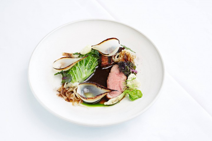 Årets Kock 2015 SM i professionell matlagning - Vinnare Thomas Sjögren, Swedish Taste - Göteborg, Kolgrillad bog av lamm, rosastekt lammstek, savoykål fylld med syrlig potatiscrème, smörkokt kål och lök, lakritspicklad fänkål, stekt silverlök, senapsmarinerade kålskott, sotad pak choy, krispig kål och grillbuljong smaksatt med dragonolja.