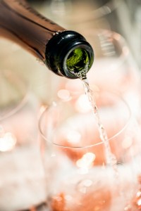 Hällande mousserande rosé vin