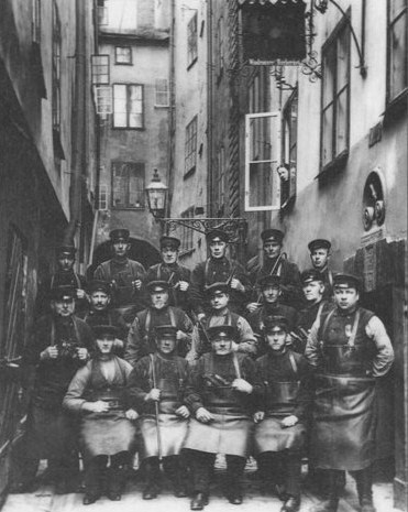 Här syns de sista vindragarna med förmannen Klas Henning Westerberg längst t.h. på Stora hoparegränd. Foto: Bröderna Andersson 1930.