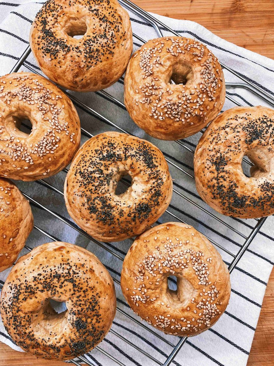Nygräddade bagels på galler