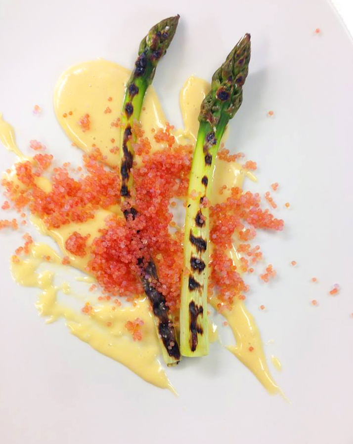 Grillad sparris, brynt smörsås och stenbitsrom