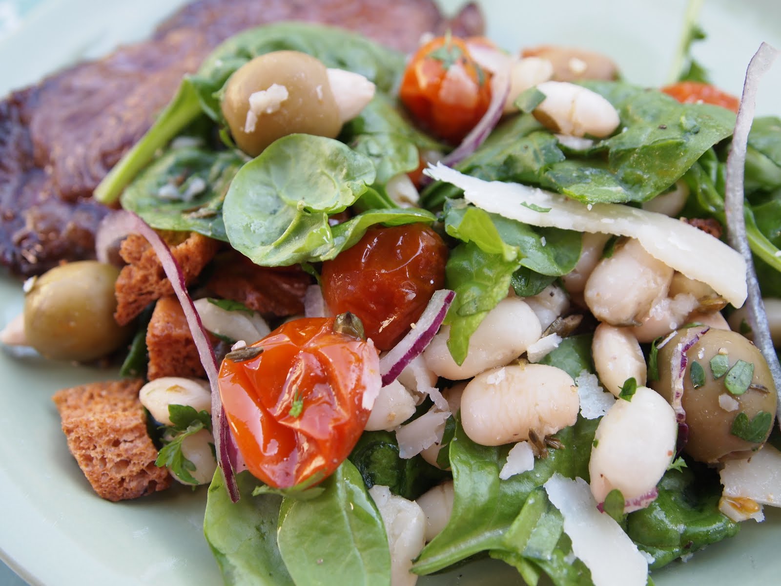Brödsallad med bakade bönor och tomater - DinVinguide