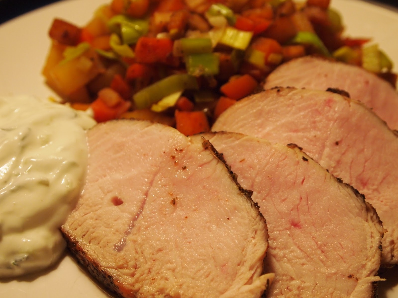 Helstekt kalkonbröstfilé med rotfruktspytt och tzatziki - DinVinguide