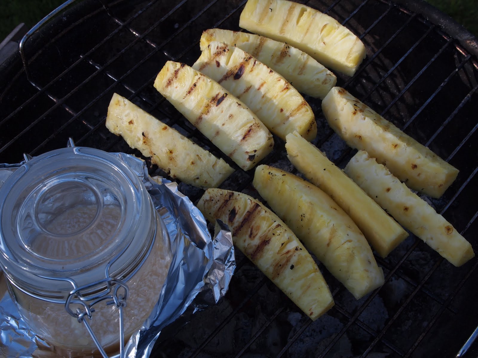 Grillad ananas med kokoshonung och ananasmynta