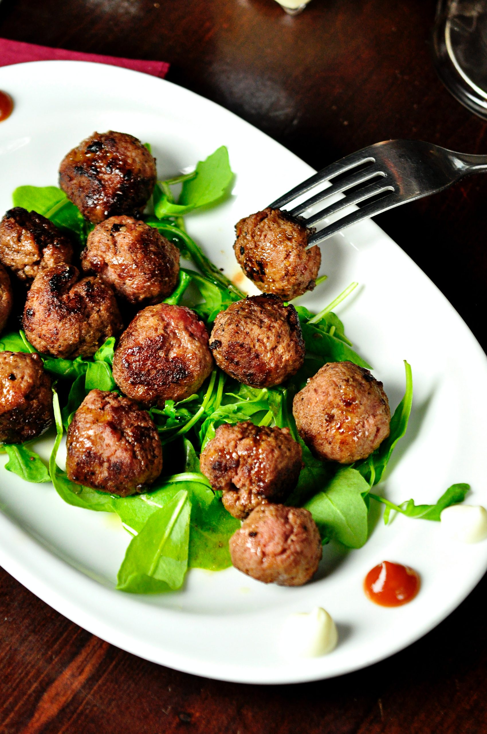 Köttbullar på lammfärs med soltorkade tomater och rosmarin - DinVinguide