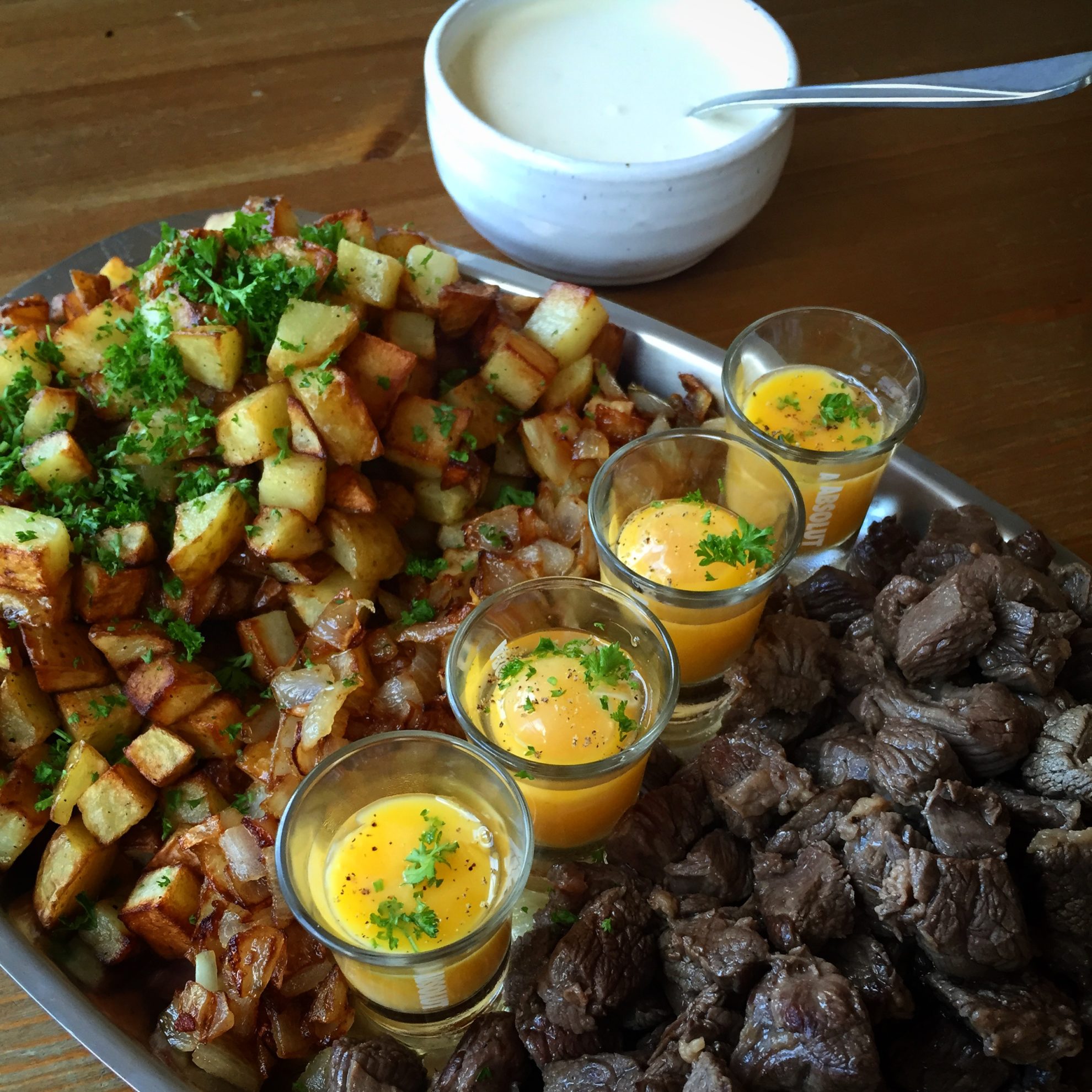 Biff Rydberg med krämig senap och pepparotsås. - DinVinguide