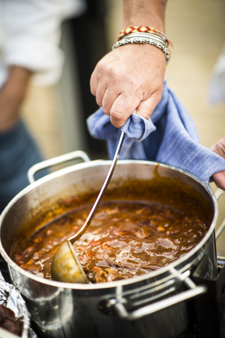bild på Vildsvinsgulasch med surkål, paprika och crème fraiche