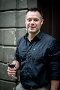 Roodeberg är i stan och blandar vin