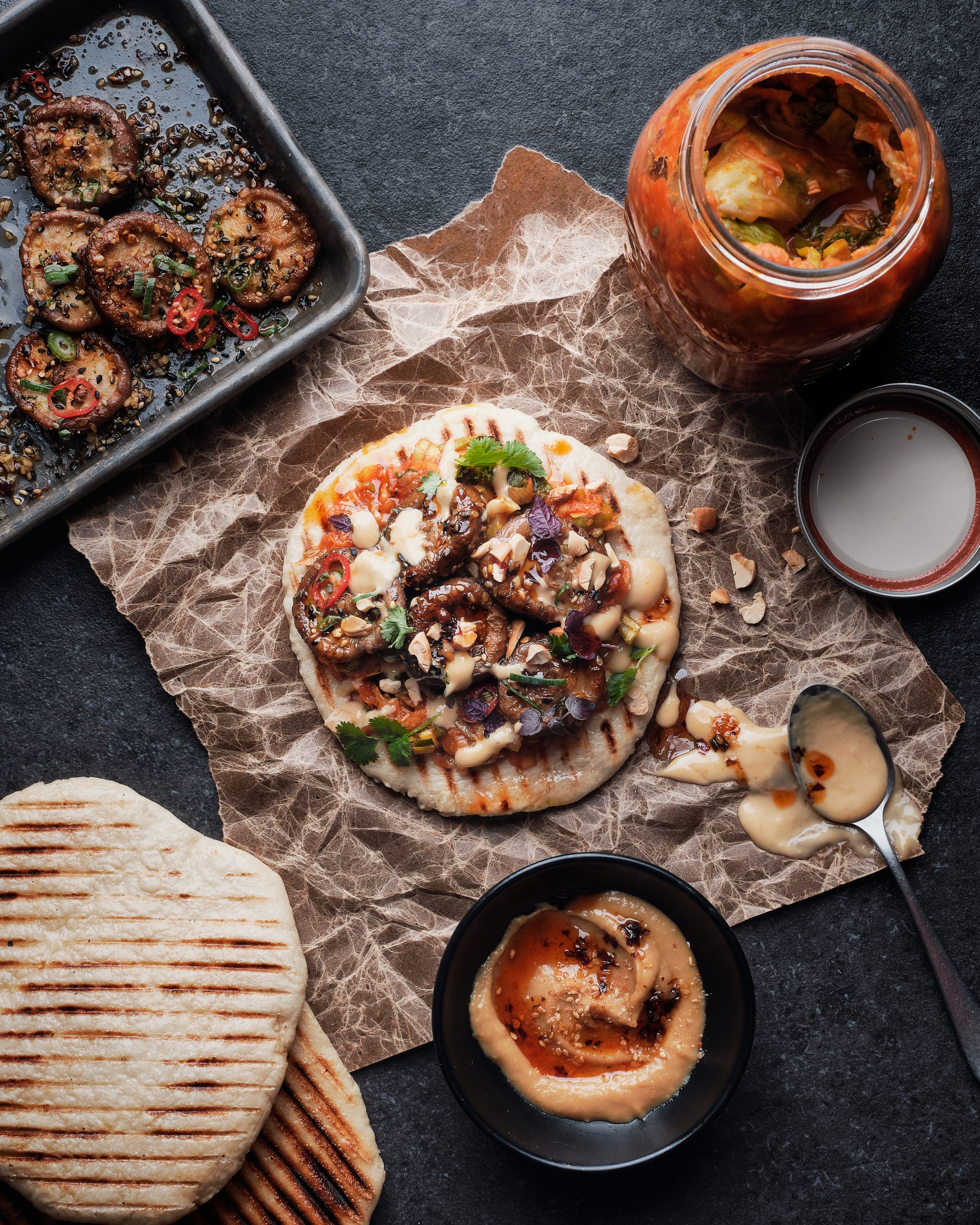 bild på Spetskålskimchi på ångat och grillat flatbread, kryddig shiitake och misodressing