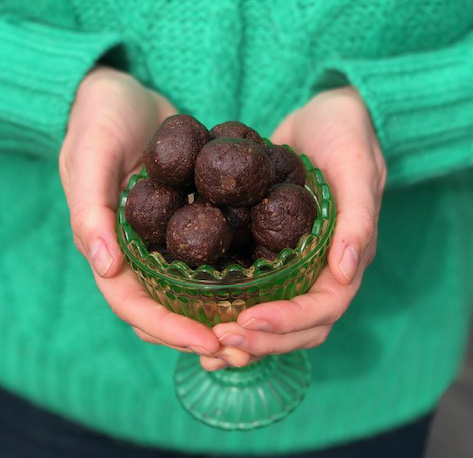 Energibollar smaksatta med arrakarom utan socker, gluten och laktos