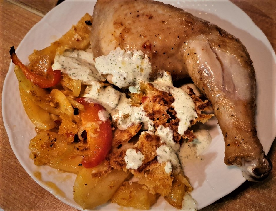 bild på Piri piri kyckling på en bädd av ugnsgrillad potatis, paprika och lök