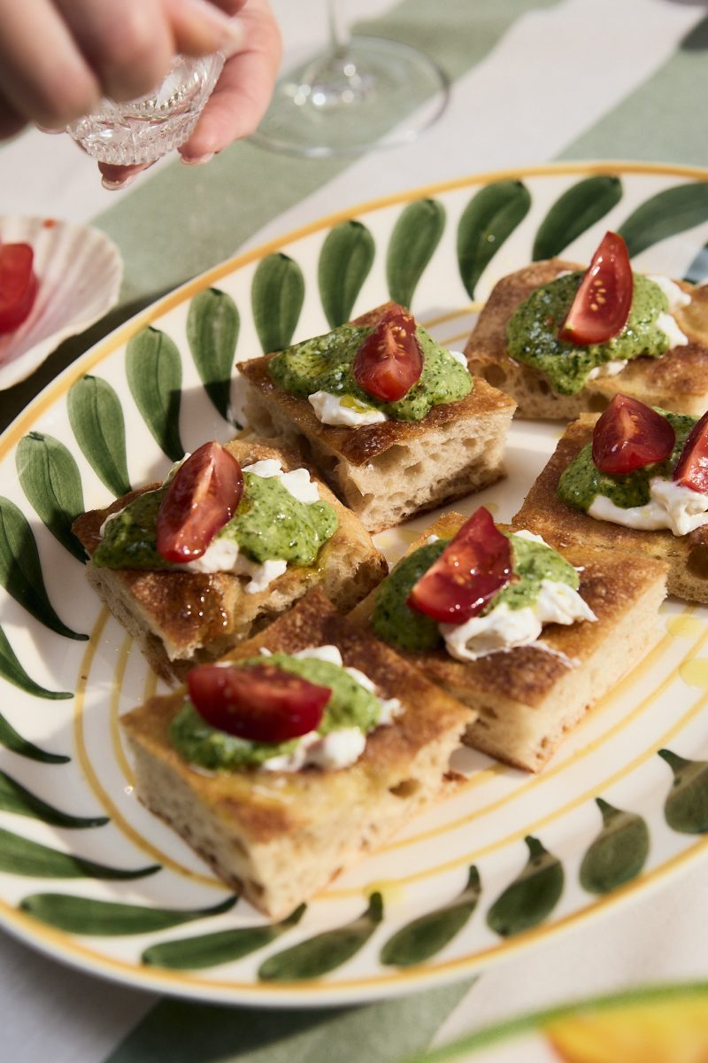 bild på Focaccia med burrata, tomat och pesto