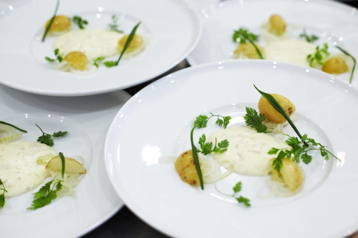 Inkokt färskpotatis med potatiscrème och sötsyrlig sommarlök - DinVinguide