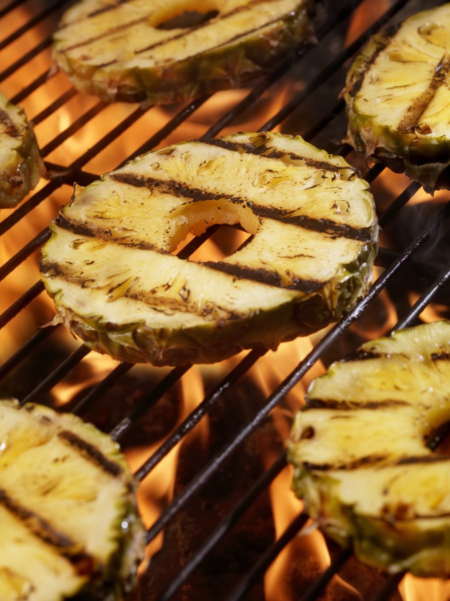 Grillad ananas med gräddig sirapsås