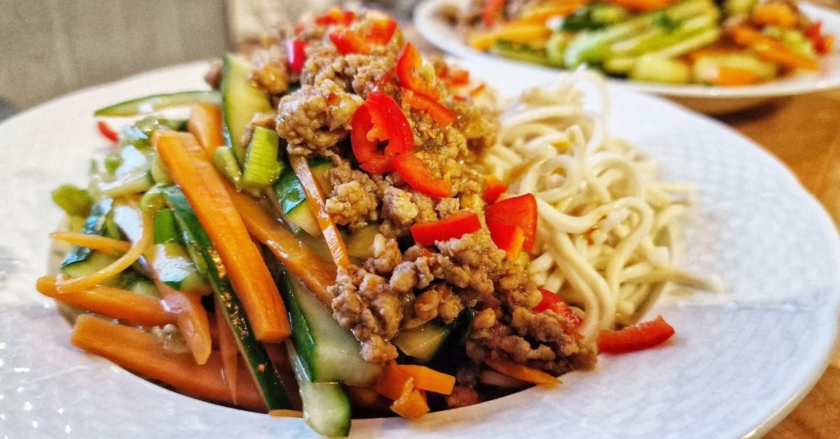 nudlar med en het sås på fläskfärs smaksatt med kryddor från Sichuan