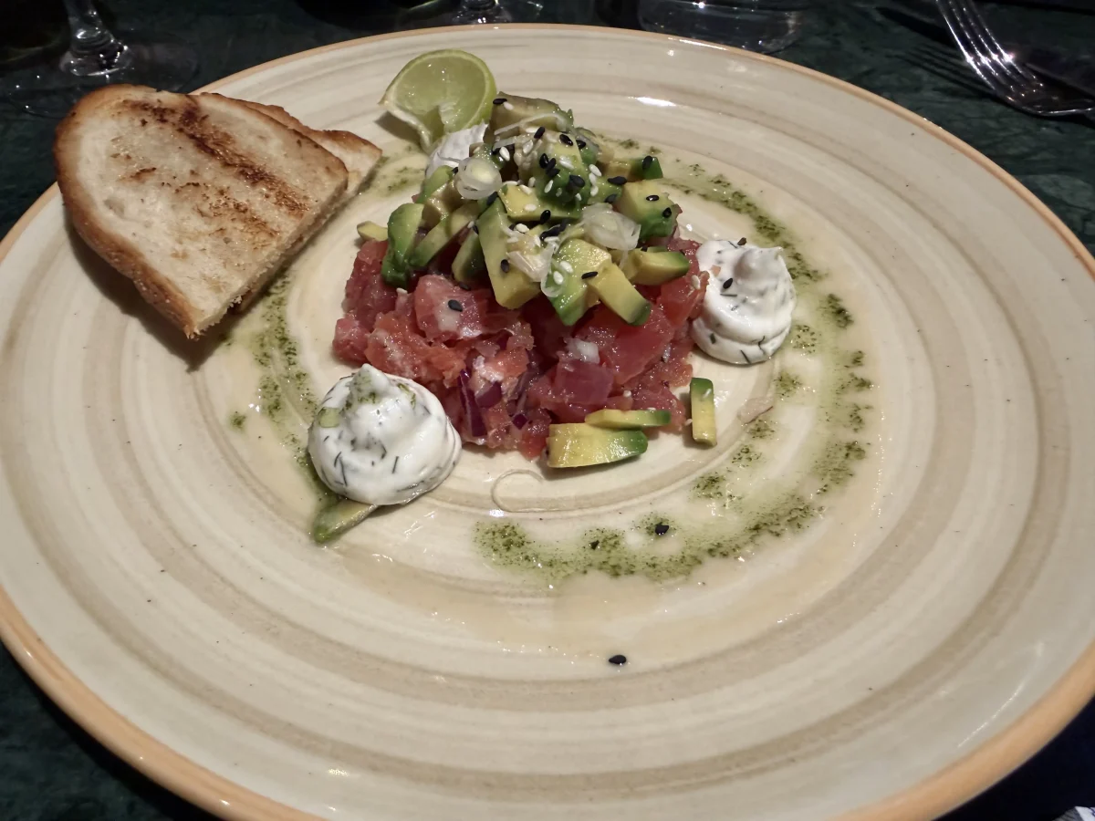 bild på Tonfisktartar med avokado, lime och örtdoftande majonnäs